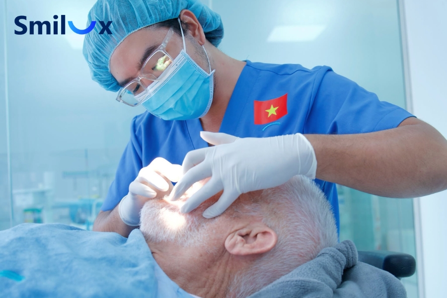 Bác sĩ kiểm tra và xử lý các vấn đề về răng miệng