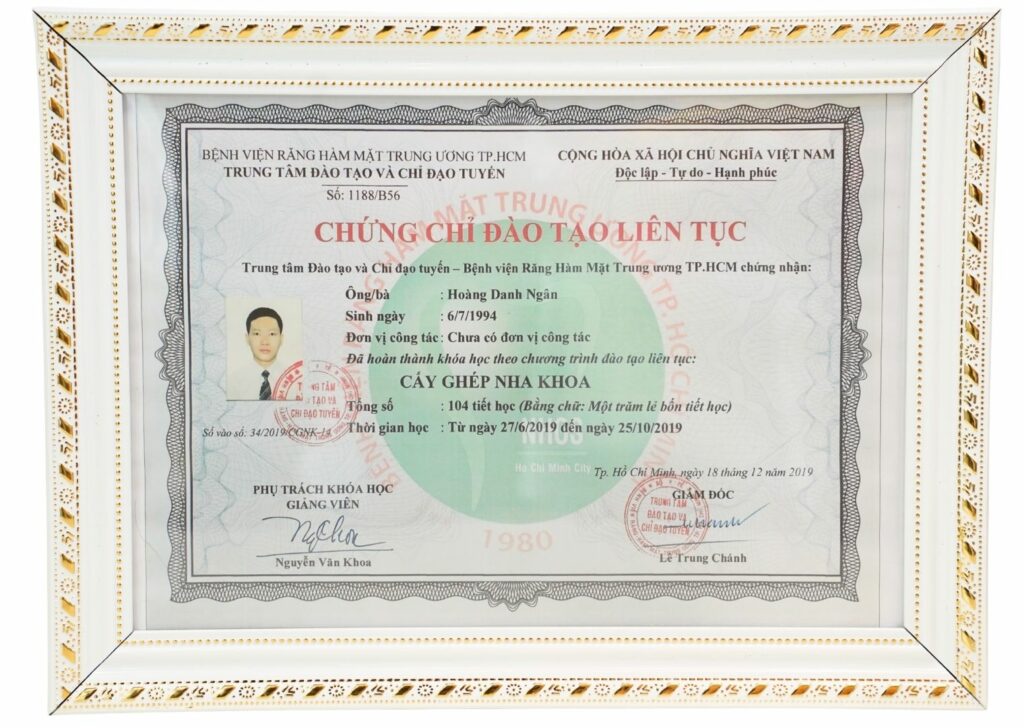 Hoang-Danh-Ngan-chung-chi-dao-tao-lien-tuc-cay-ghep-nha-khoa-Hoang-Danh-Ngan-holds-a-continuing-education-certificate-in-dental-implantology-1-1024x728