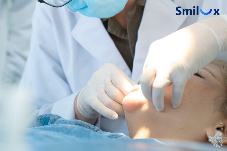Trước khi dán răng sứ bác sĩ sẽ vệ sinh và xử lý bề mặt răng