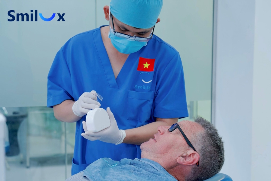 Bác sĩ thực hiện bọc răng sứ theo đúng quy trình chuyên môn
