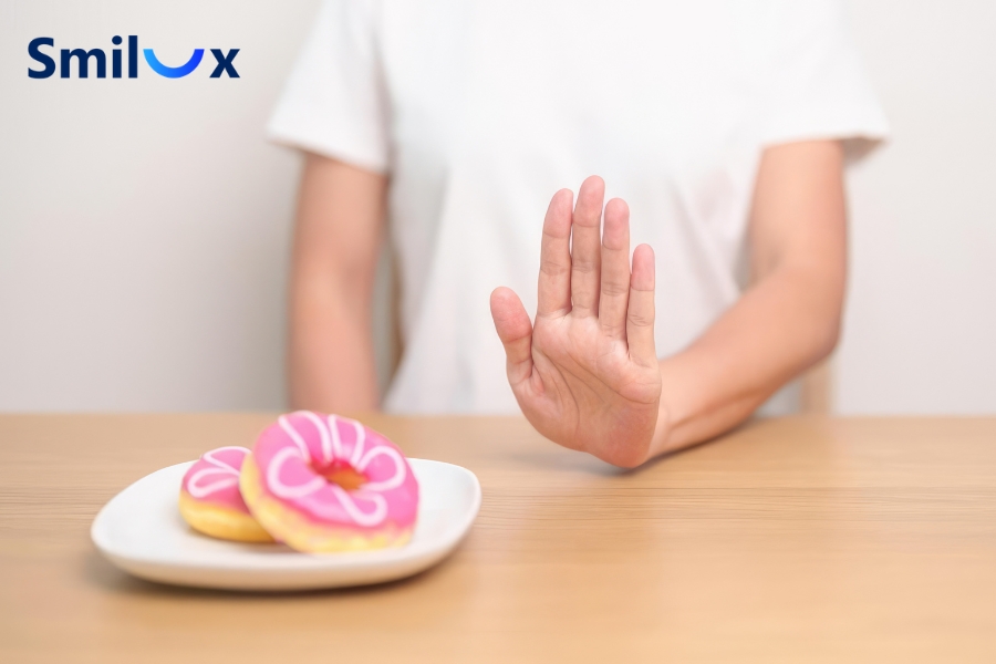 Hạn chế thực phẩm nhiều đường và axit để ngừa sâu răng sau khi bọc sứ.