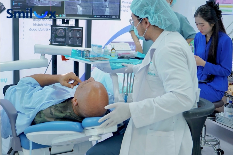Nên bọc răng sứ tại nha khoa có bác sĩ chuyên môn và trang thiết bị phục hình đầy đủ như Smilux Clinic