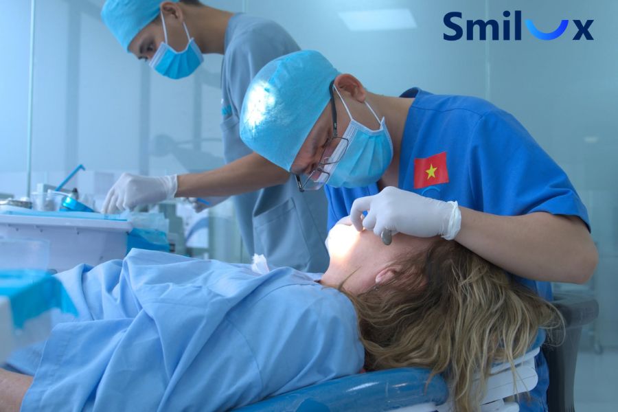 Bác sĩ tiến hành lấy dấu để thiết kế cầu răng