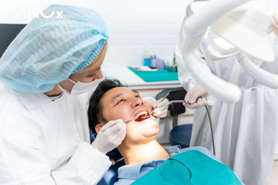 Khách hàng được thăm khám răng miệng tổng quát trước khi bắc cầu răng sứ nhảy 