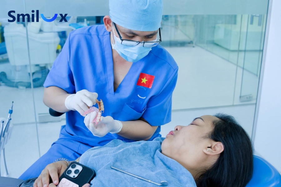 Khi nhận thấy răng bọc sứ đau nhức, ê buốt hoặc khó chịu khi ăn nhai, bạn nên đến nha khoa kiểm tra sớm