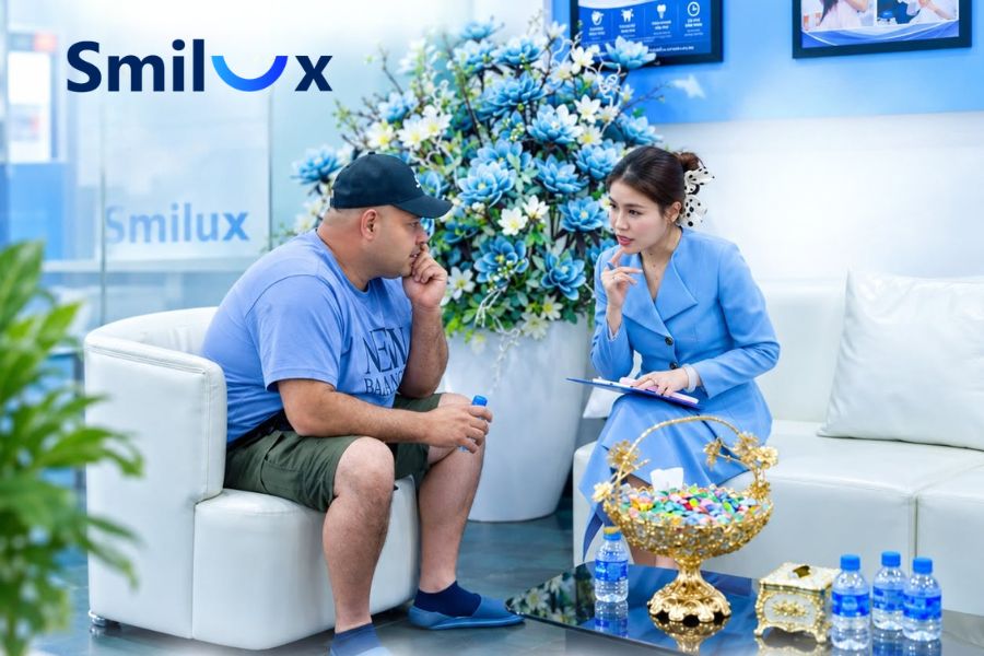 Tư vấn về thẻ bảo hành răng sứ cho khách hàng tại Smilux