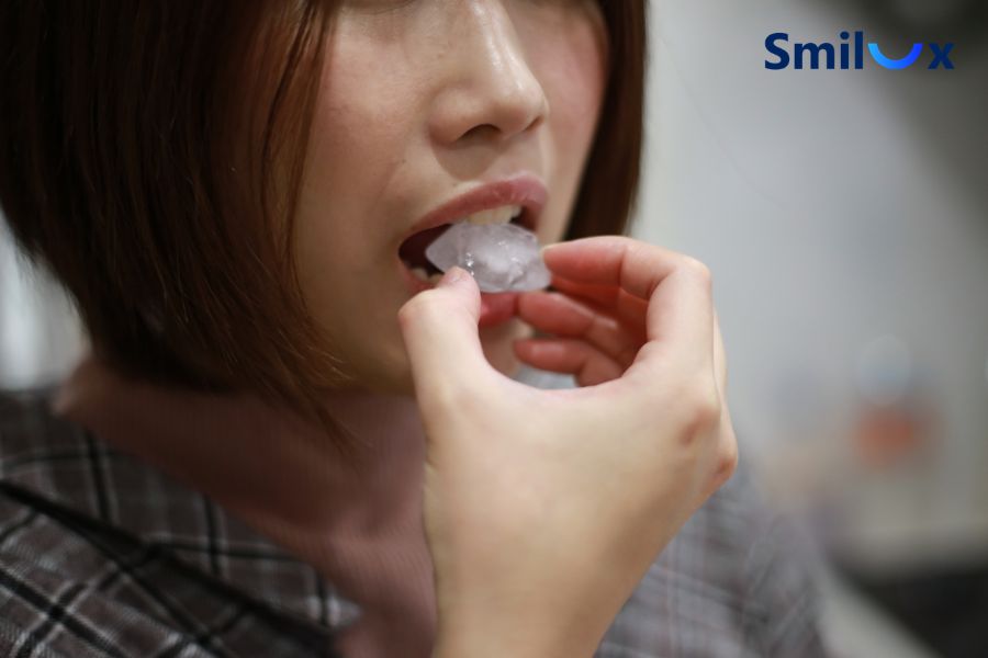 Hạn chế cắn thực phẩm quá cứng để bảo vệ mão sứ sau khi bọc