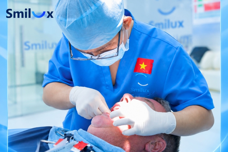 Lựa chọn nha khoa uy tín, có bác sĩ giàu kinh nghiệm và trang thiết bị phù hợp để hạn chế tình trạng lệch màu răng sứ