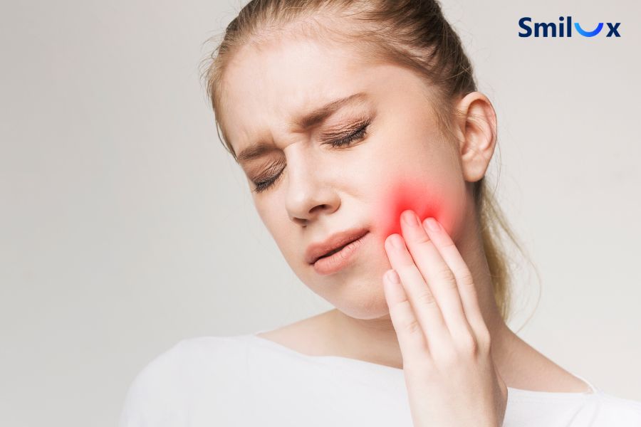 Đau nhức âm ỉ răng là dấu hiệu đầu tiên cho thấy răng bọc sứ bị viêm tuỷ