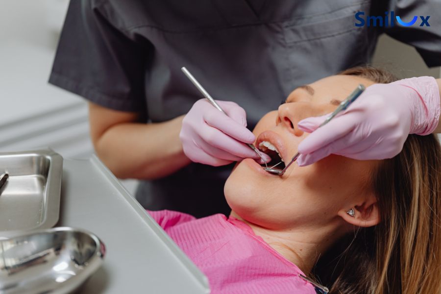 Thăm khám để điều chỉnh tình trạng bọc răng sứ bị lệch khớp cắn sớm