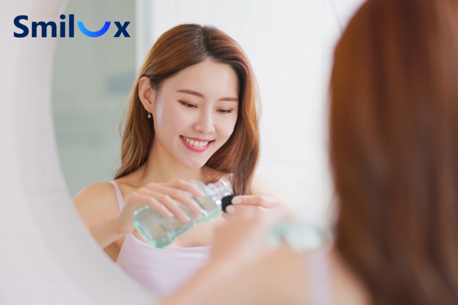 Vệ sinh răng miệng đúng cách giúp bảo vệ răng sứ và duy trì độ bền lâu dài.
