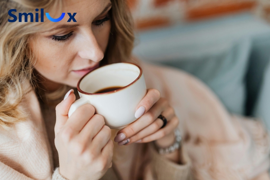 Sau khi bọc sứ 2 răng cửa, nên hạn chế đồ uống đậm màu như trà, cà phê, tránh cắn vật quá cứng