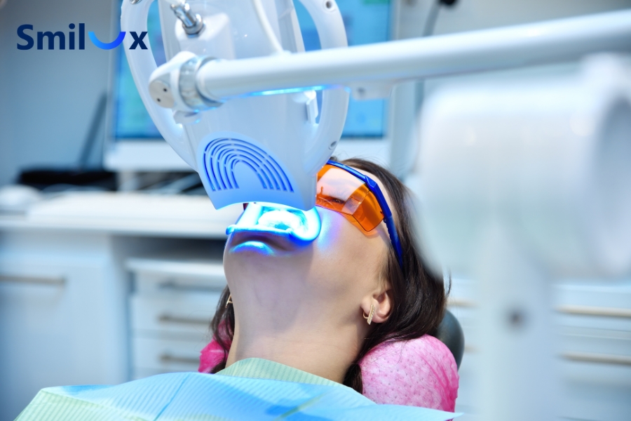 Tẩy trắng khi răng thật sậm màu hơn mão sứ