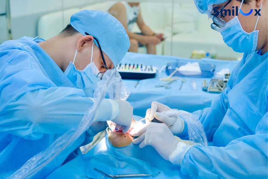 Thăm khám với bác sĩ để xử lý tình trạng bọc răng sứ bị đen